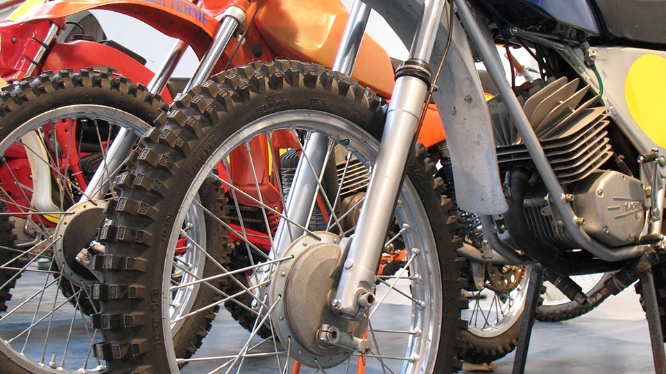 В Саратове подростки решили покататься и украли шесть мотоциклов