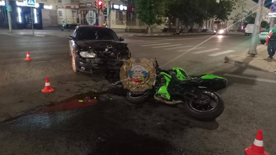 На Чапаева у ТЦ столкнулись мотоцикл и легковушка. Один водитель в больнице