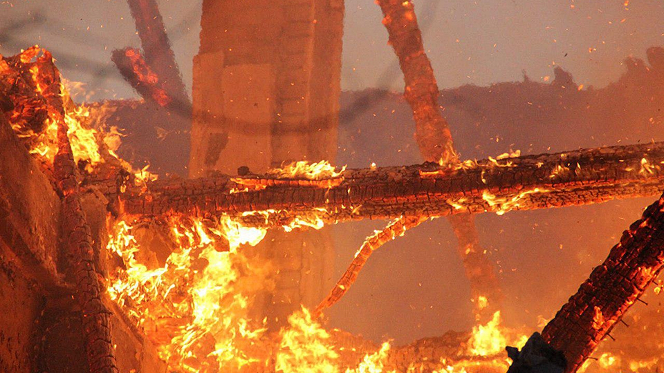 В Балакове продолжают гореть расселенные дома