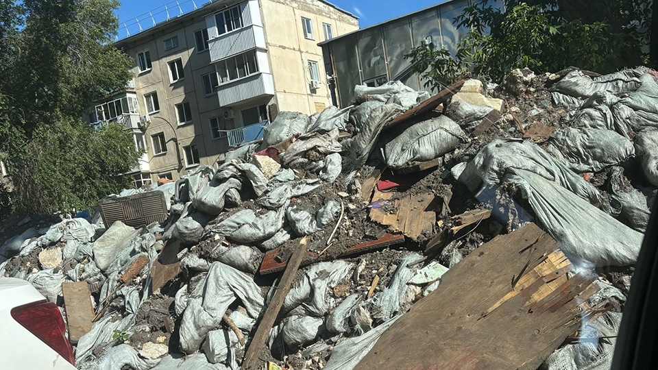 В Саратове двор жилого дома почти год завален мусором после сноса гаражей