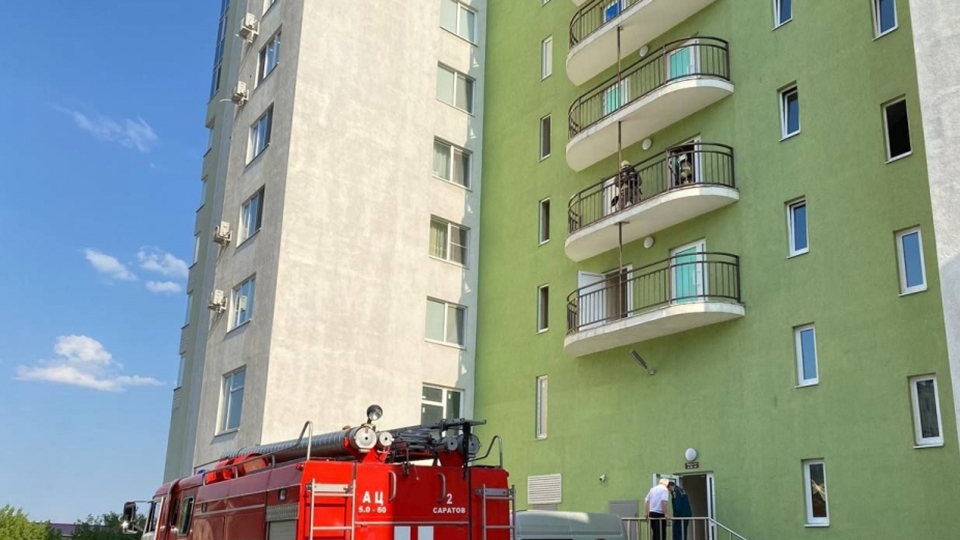 В Саратове после пожара жители 25-этажки остались без лифтов и света