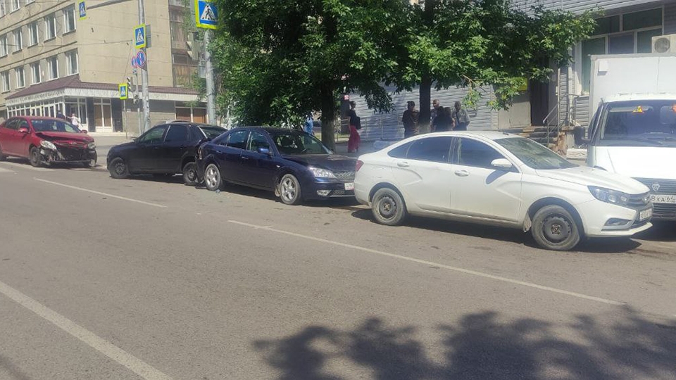 В центре Саратова в ДТП пострадали пять автомобилей и один водитель