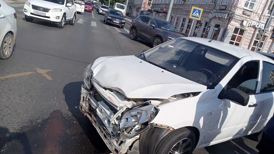 На Московской - Вольской пострадала водитель 