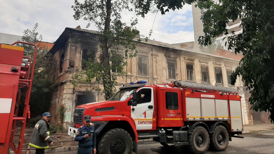 В центре Саратова горели два нежилых двухэтажных дома