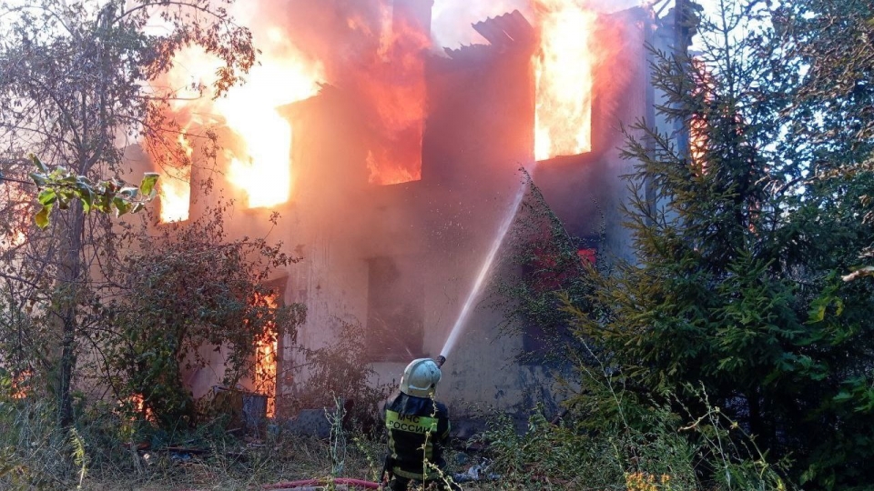 В Балакове один за другим загорелись три расселенных дома
