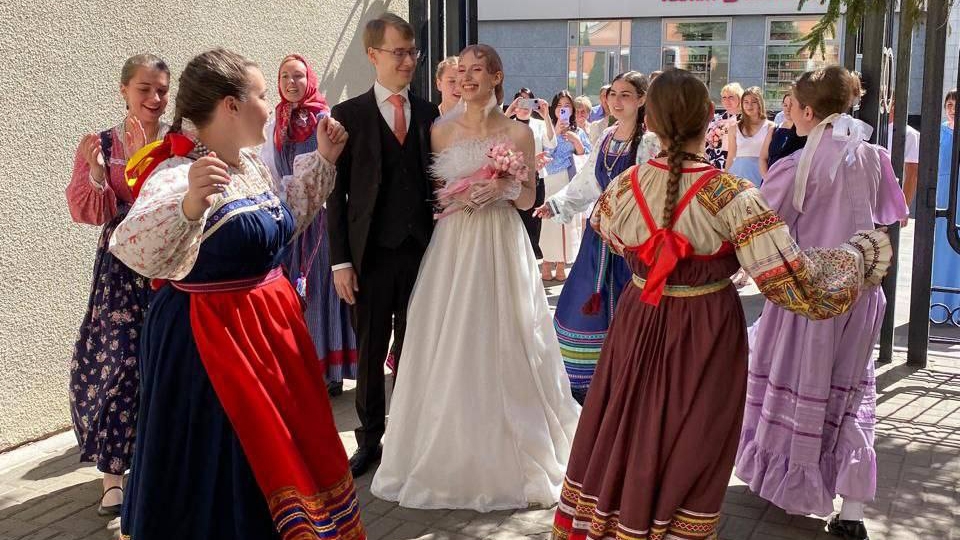 Саратовцы пришли жениться в День семьи, любви и верности
