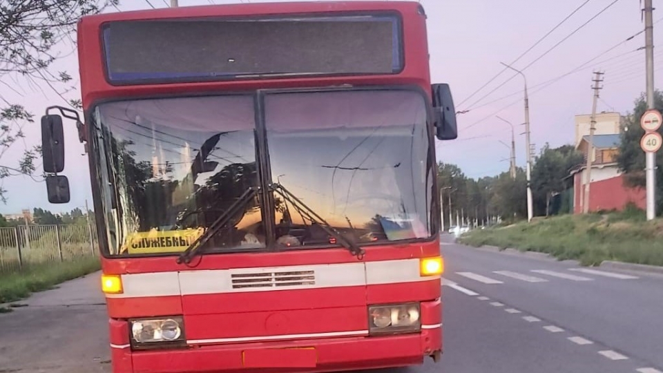 В Саратове водитель автобуса уронил пассажирку