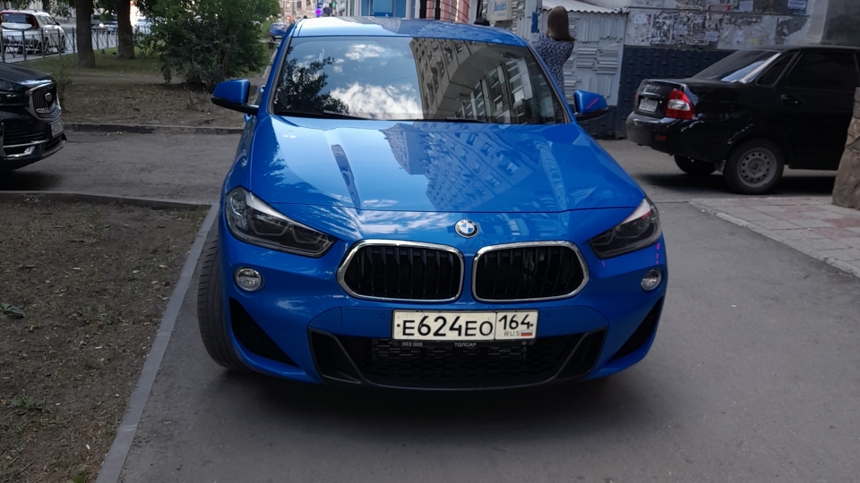 Автохам на голубом BMW захватил тротуар на Чапаева
