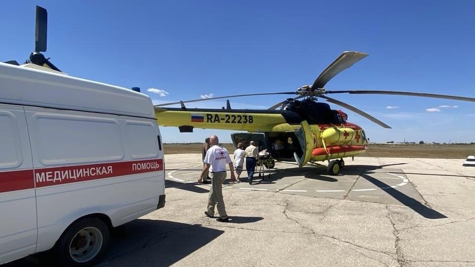 Укушенного каракуртом жителя Алгая на вертолете доставили в Саратов