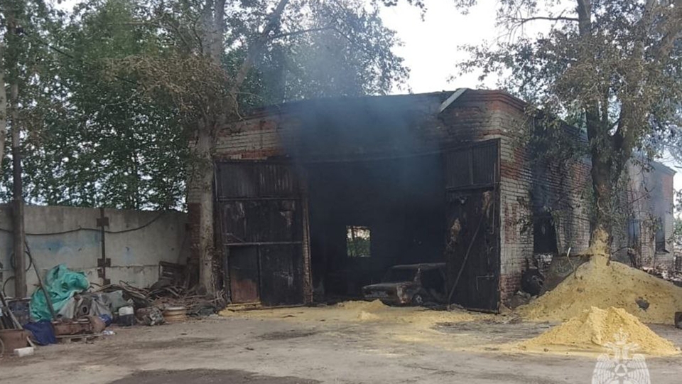 Большой пожар в Петровске уничтожил мастерскую по ремонту авто