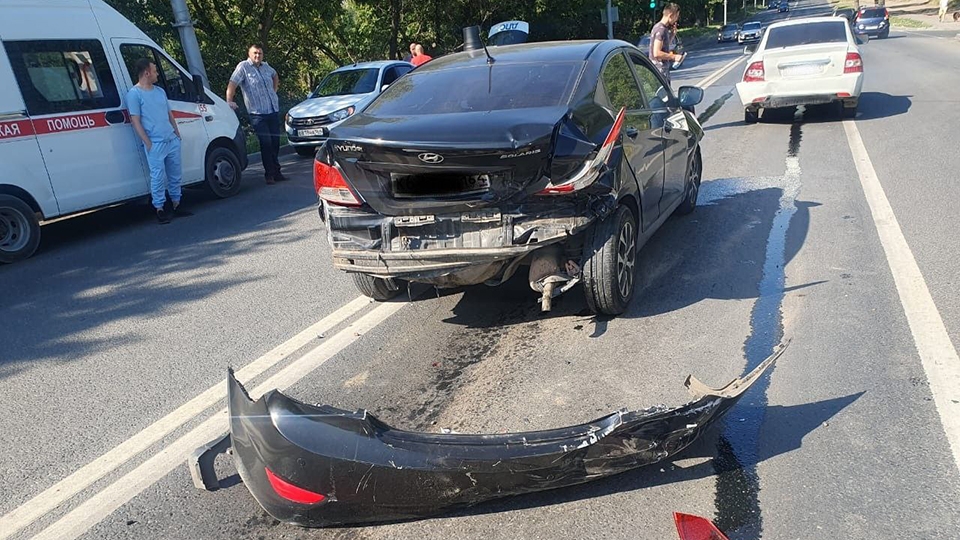 В тройном ДТП на Ново-Астраханском шоссе пострадали водитель и пассажирка