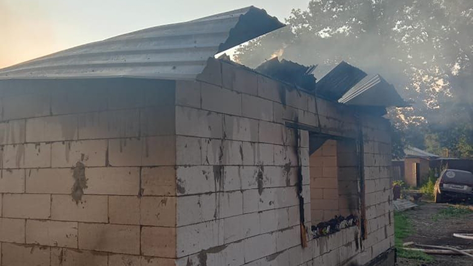 В саратовском поселке горел двухквартирный дом с пристройкой