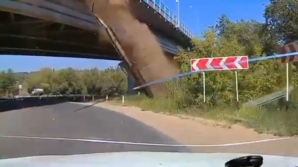 В Саратове на автодорогу рухнула часть Гусельского моста. Видео