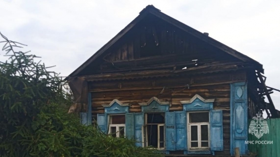 В саратовском селе загорелись сразу два дома. Погибли пенсионер и инвалид