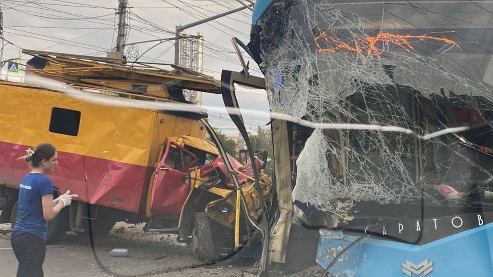 В Саратове столкнулись троллейбус и аварийка. Пострадали 11 человек