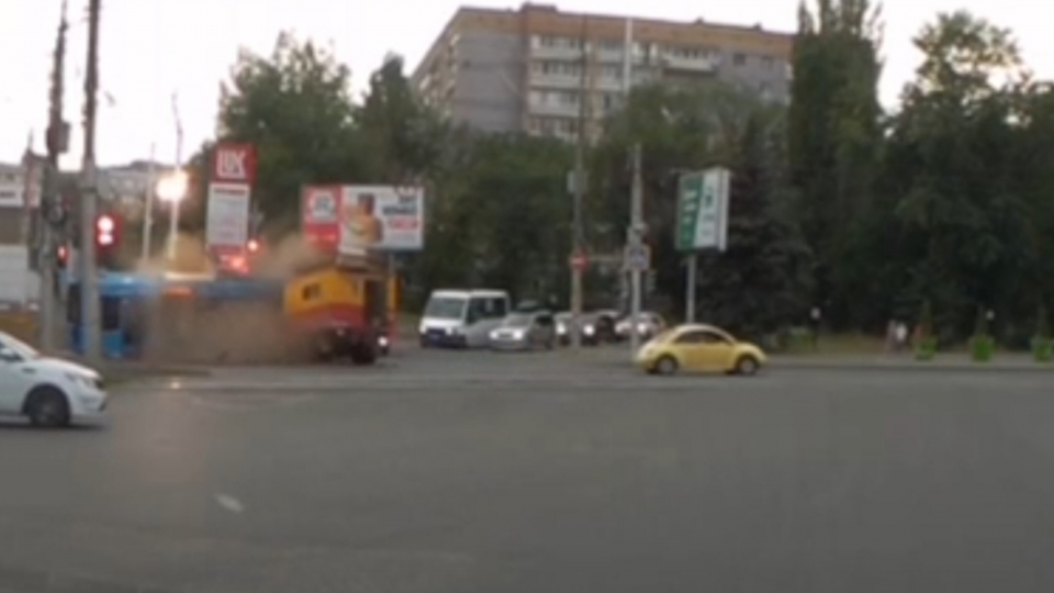 Момент ДТП с троллейбусом в Саратове попал на видео