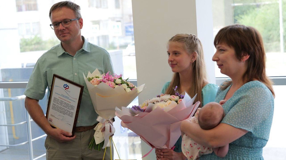 Глава СФР вручил саратовской семье юбилейный сертификат на маткапитал