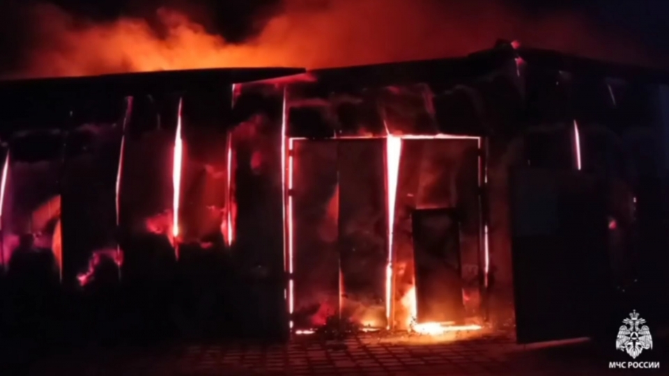 В Саратове на ночном пожаре на СТО пострадал мужчина