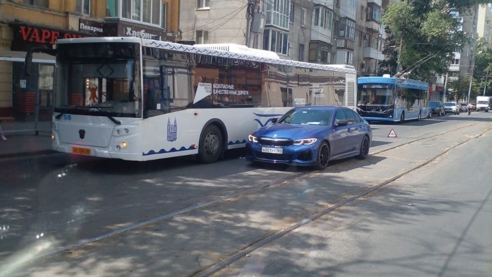 В центре Саратова из-за ДТП встали трамваи и троллейбусы
