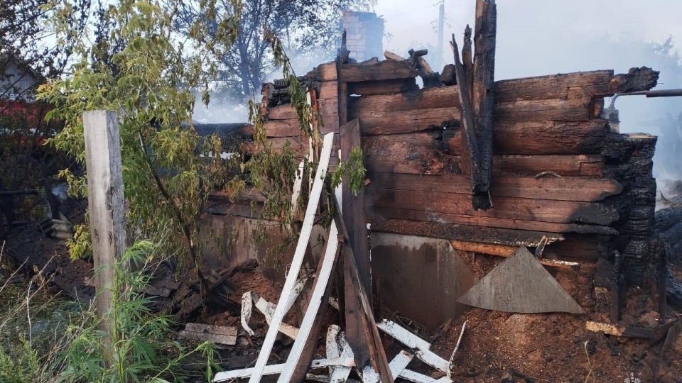 В двух саратовских селах сгорели дома