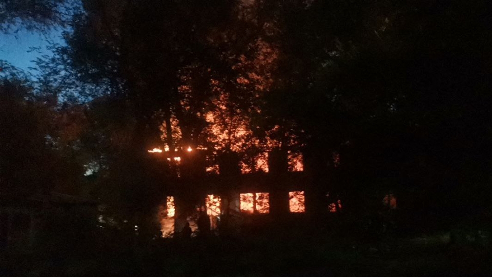 В Ленинском районе сгорела расселенная двухэтажка