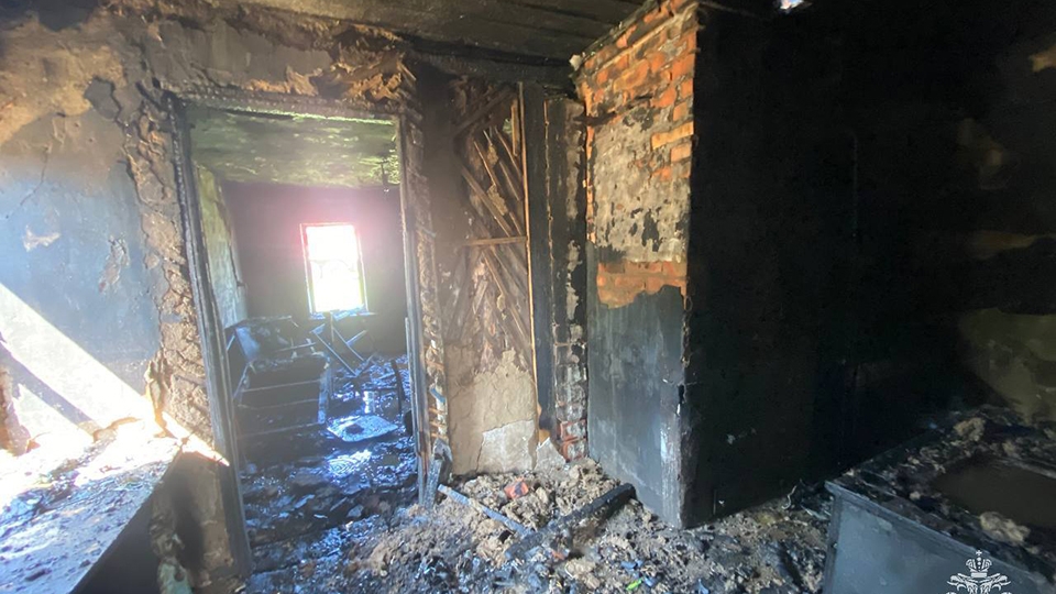 На пожаре в двухквартирном доме мужчина получил ожоги