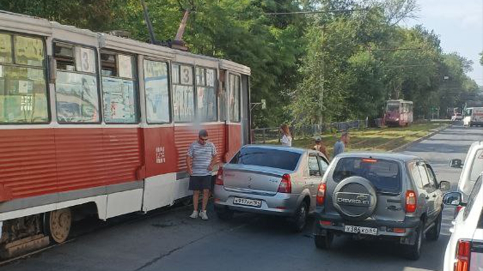 На Астраханской легковушка остановила движение трамваев