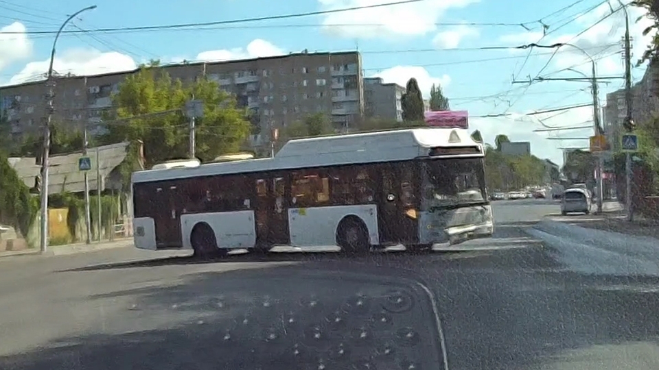 В Саратове на проезжую часть выехал автобус без водителя. Видео