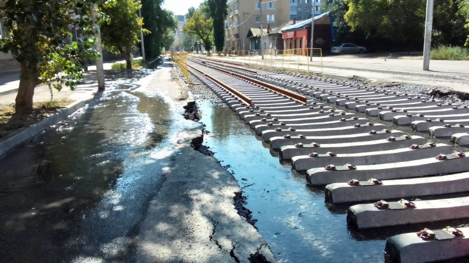 В Саратове из-за коммунальной аварии затапливает пути 