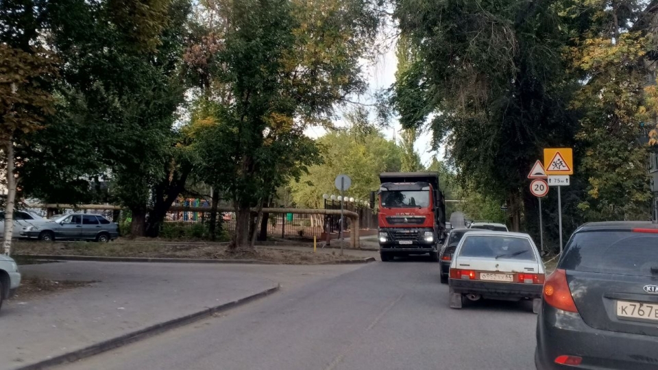 В Саратове большегрузы ездят у школ и детских садов