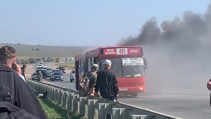 На саратовской трассе дотла сгорел пассажирский автобус