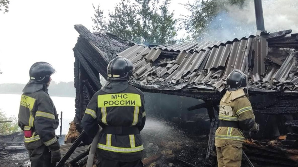 В СНТ сгорела сторожка. Пострадавшего госпитализировали с ожогами