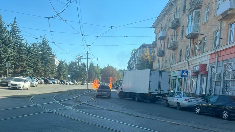 На Танкистов горела легковушка. Видео