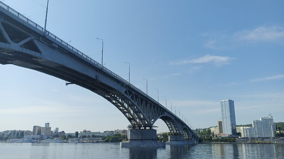 Полицейские сняли девушку с перил моста Саратов-Энгельс