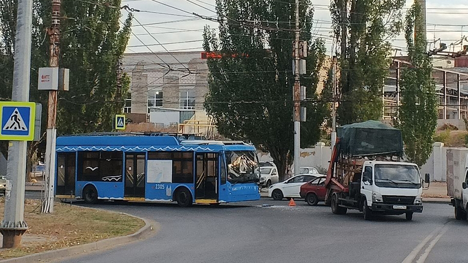 У Трофимовского моста мусоровоз въехал в троллейбус