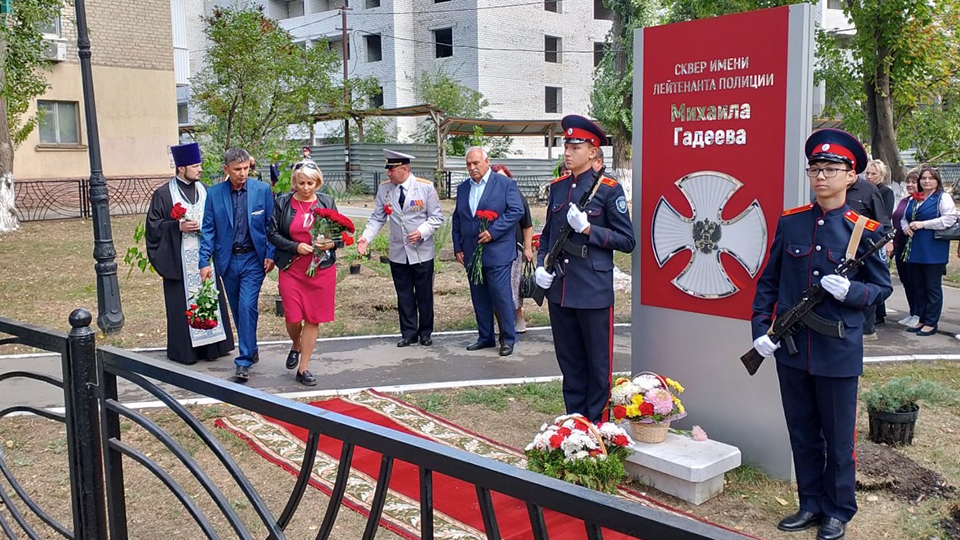 В саратовском сквере имени погибшего полицейского высадили новые деревья