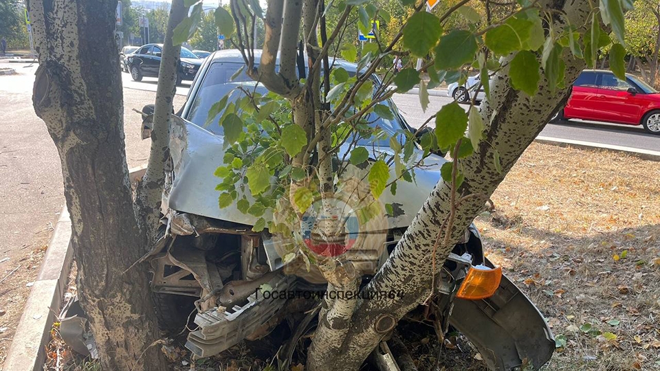 На Соколовой горе легковушка влетела в дерево