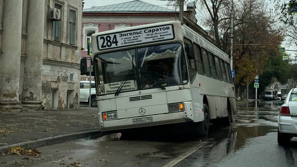 В центре Саратова в яму провалился автобус