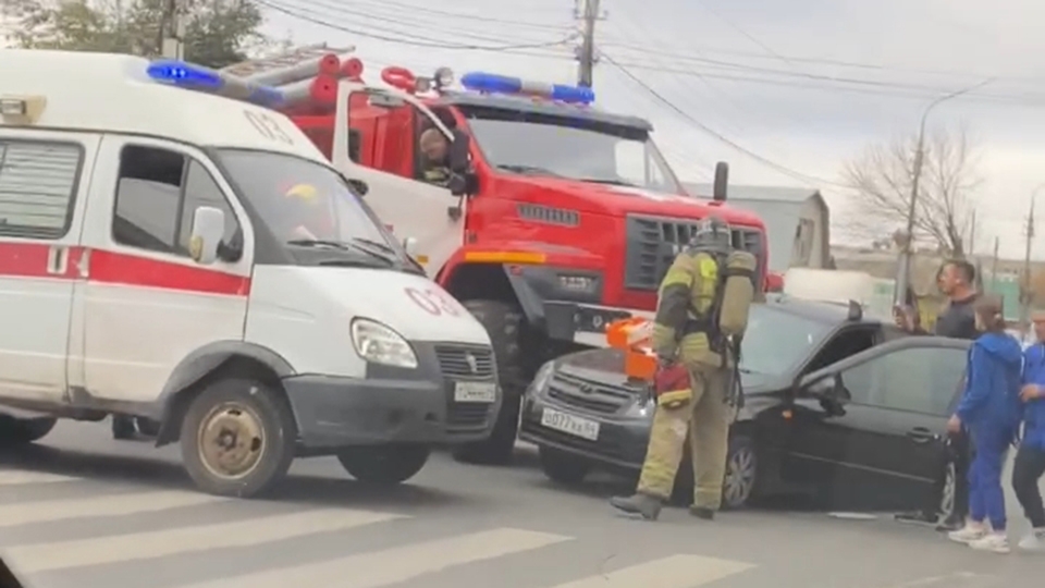 В Энгельсе пожарная машина протаранила 