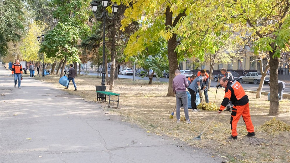 Саратовские энергетики навели порядок в сквере героев Краснодона