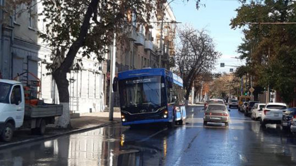 В центре Саратова вслед за автобусом в промоину провалился троллейбус