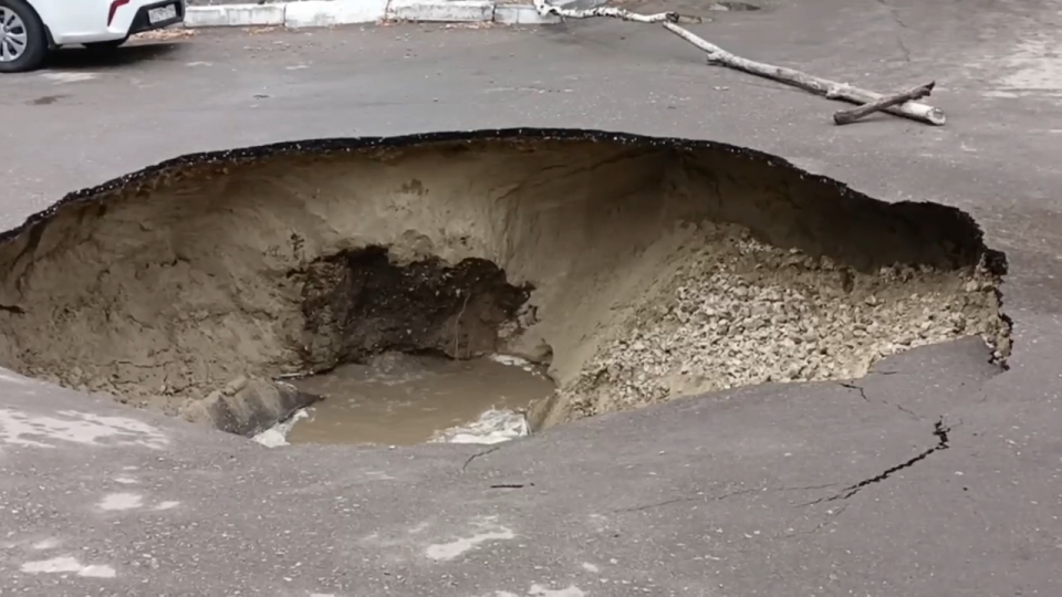 В Саратове во дворе девятиэтажки провалился асфальт. Чудом обошлось без жертв