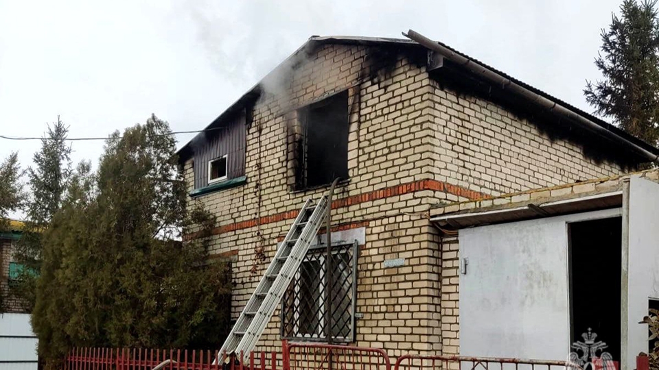 Из-за замкнувшей электропроводки сгорел второй этаж дома