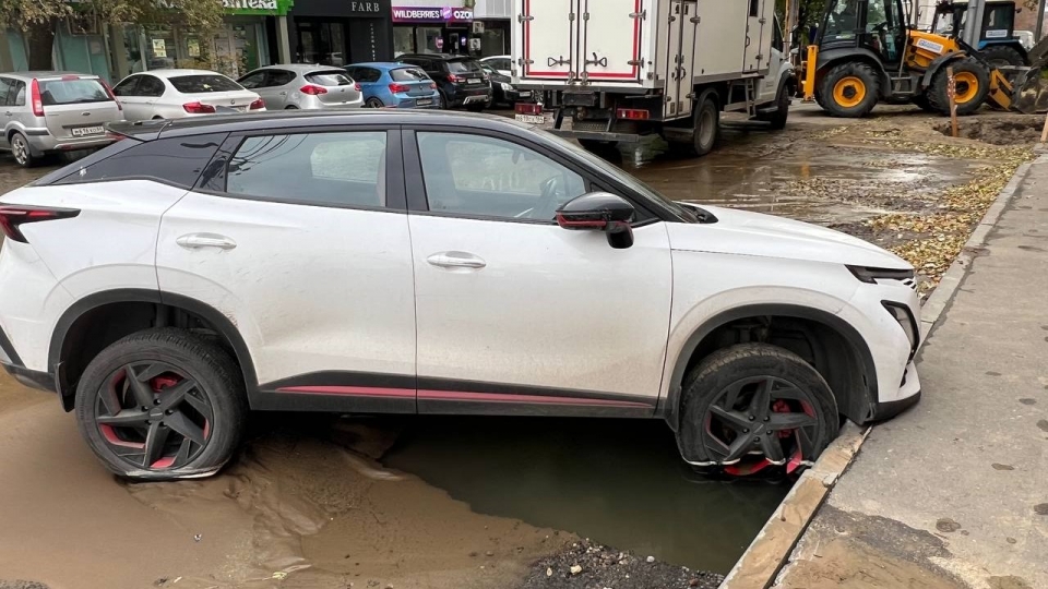 В центре Саратова из-за коммунальной аварии под асфальт провалился кроссовер