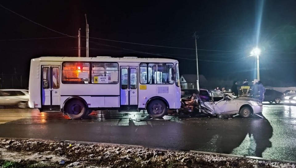 В Балашове столкнулись пять машин и один автобус. Есть пострадавшие