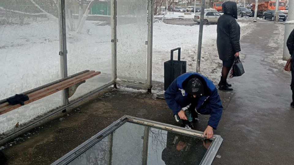 В Ленинском районе разбили стекла на двух остановках