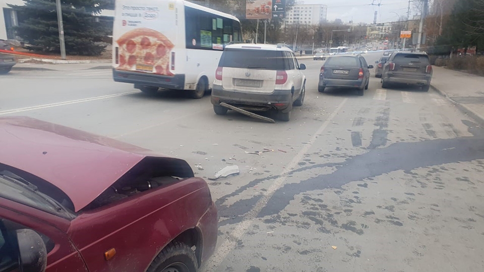 В Саратове водитель оказался в больнице после тройного ДТП