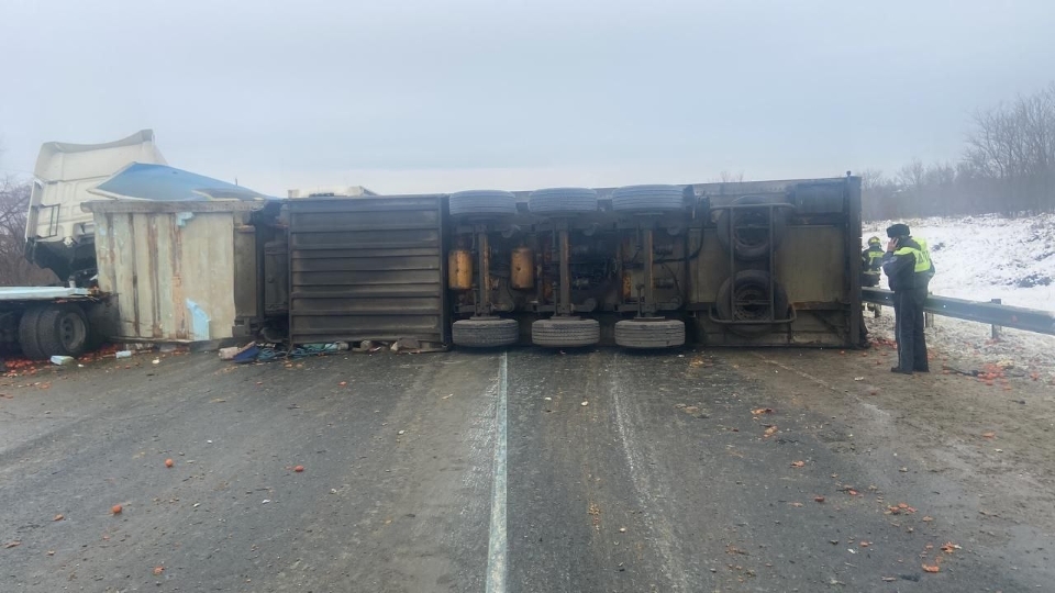 В Саратове на трассе столкнулись пять авто. Движение остановлено, есть пострадавшие