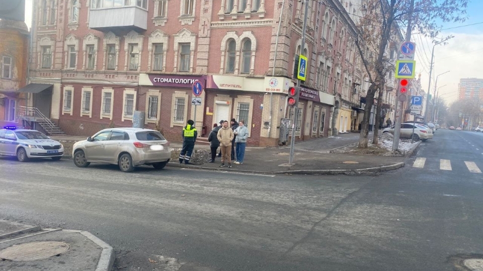 В центре Саратова водитель кроссовера сбила на 