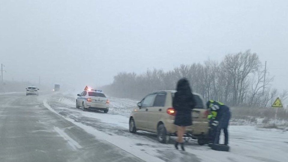 На саратовской трассе инспекторы ДПС помогли девушке на 